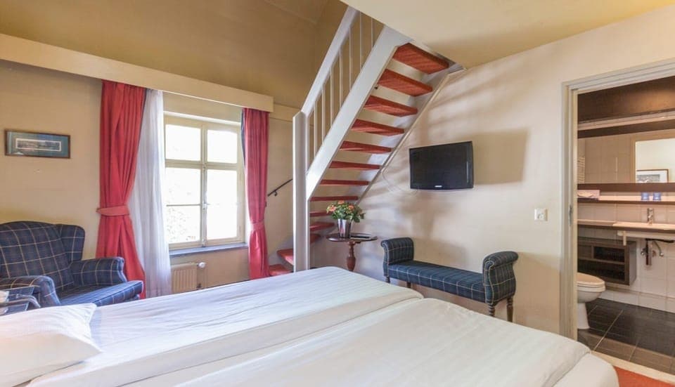 Unit with 2 Single beds. Exact unit will be assigned upon arrival. Views, colors, and decor may vary.