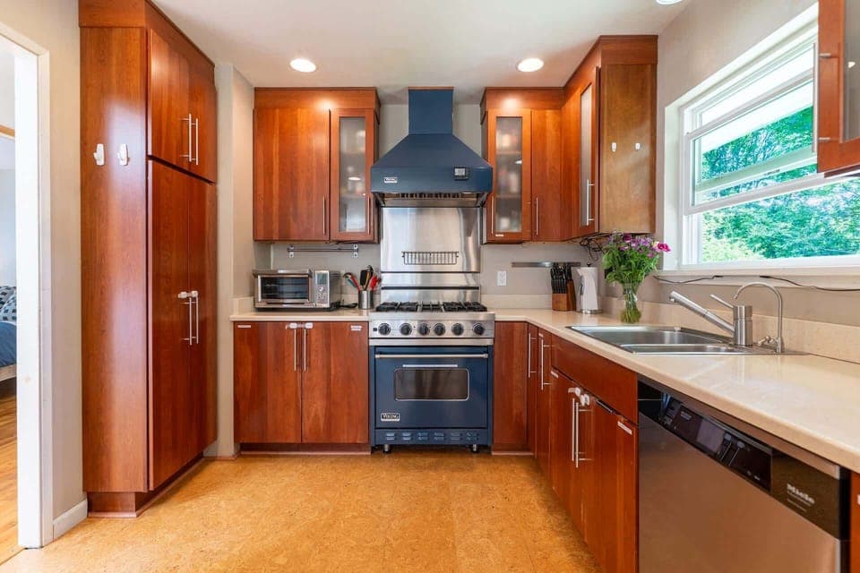 A timeless kitchen with cozy browns and fresh whites in harmonious contrast.