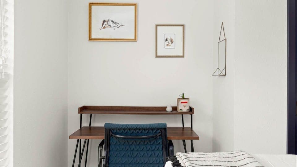 Remote work-friendly deskspace