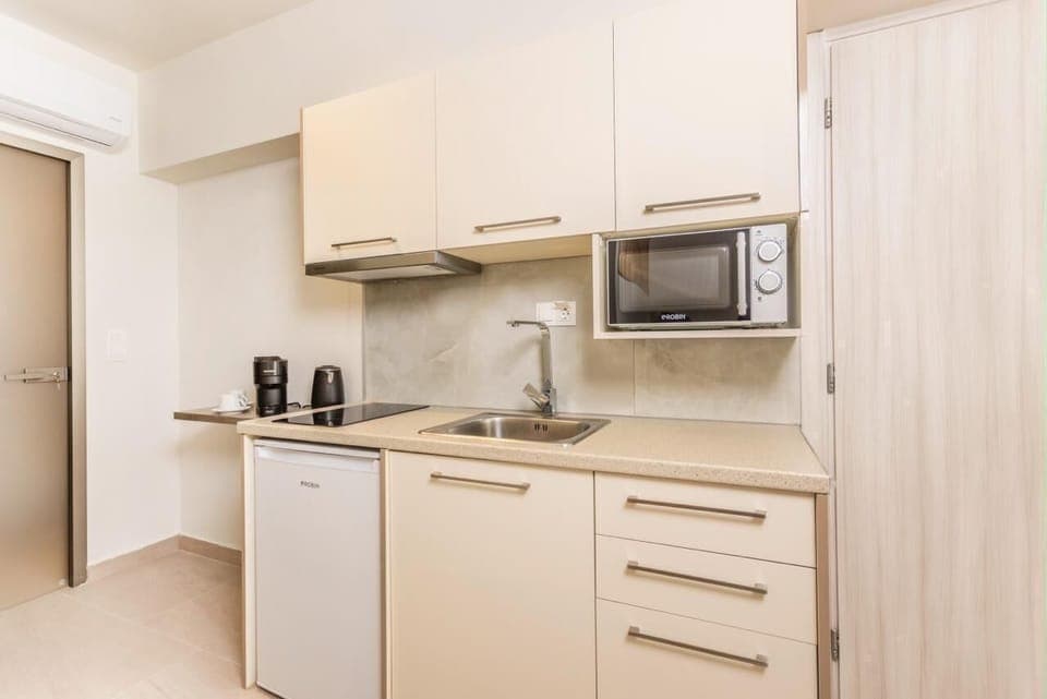 Fully Equipped Kitchen – Includes stove, oven, refrigerator, microwave, and essentials.

