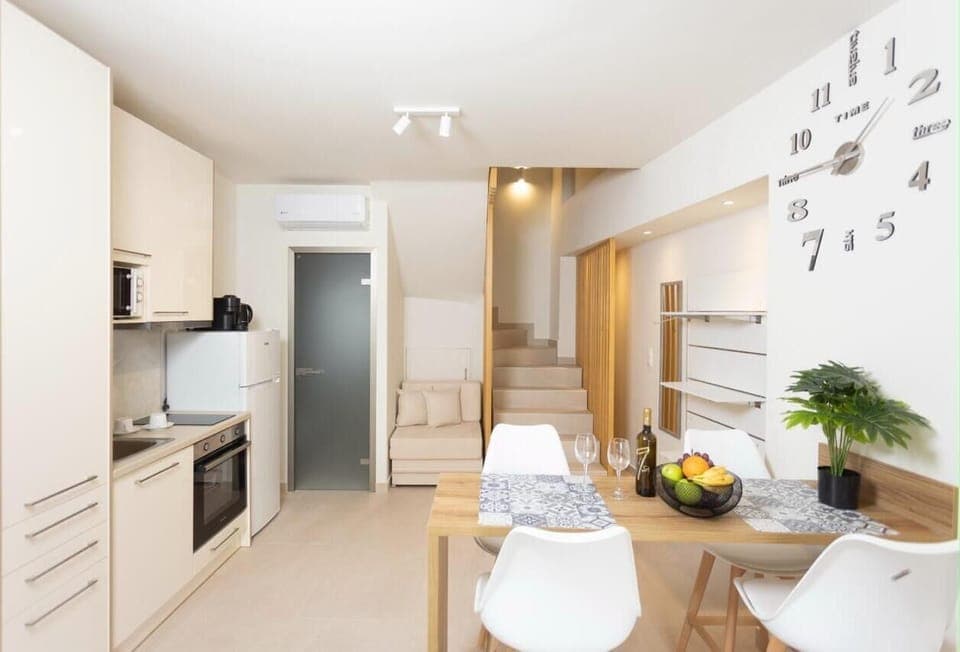 Full Kitchen & Dining – Family Friendly
Bright kitchen with full appliances, ideal for preparing meals during your stay.