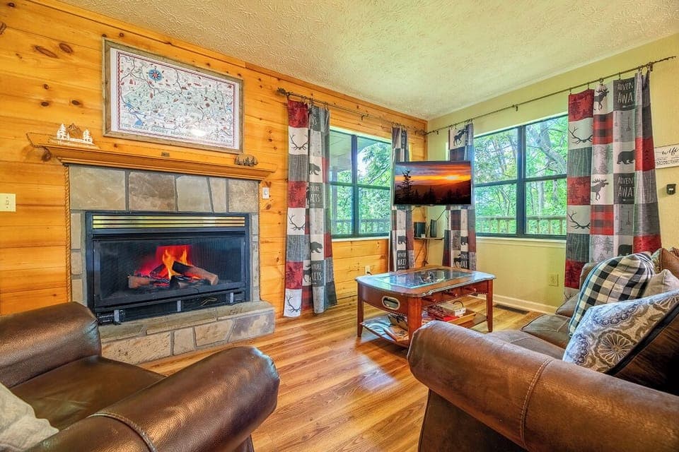 Four Cubs Cottage's cozy living area