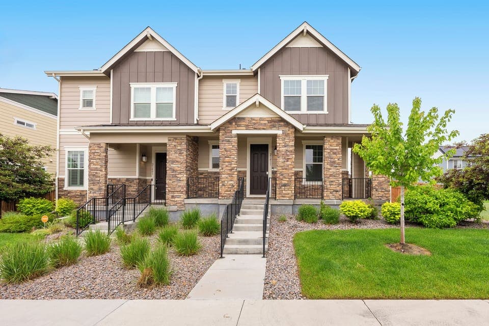 Centrally located Denver stay, near Gaylord Rockies and DIA. Cozy and modern!