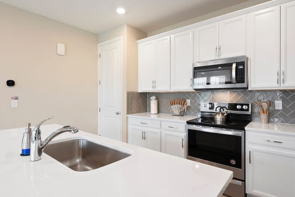 Cozy, fully equipped kitchen near DIA and hospitals, with modern amenities.