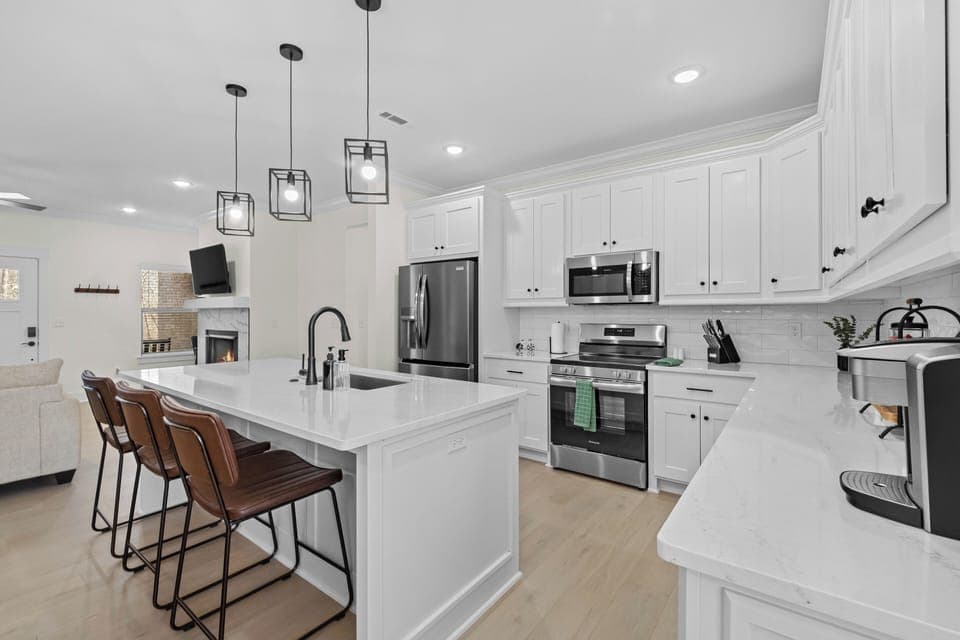 Beautiful fully stocked kitchen!