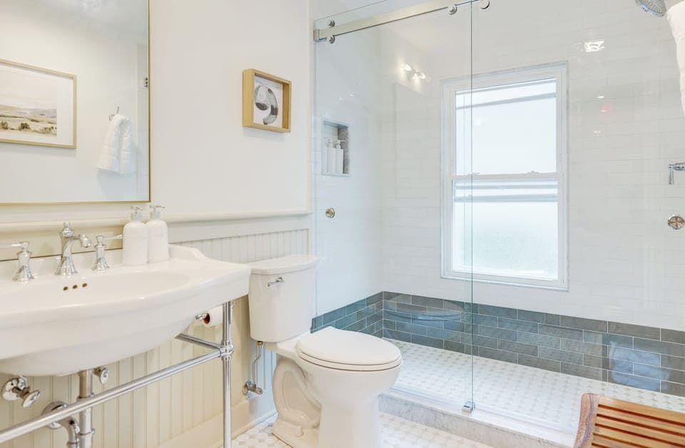 Suite King Room #24 Bath