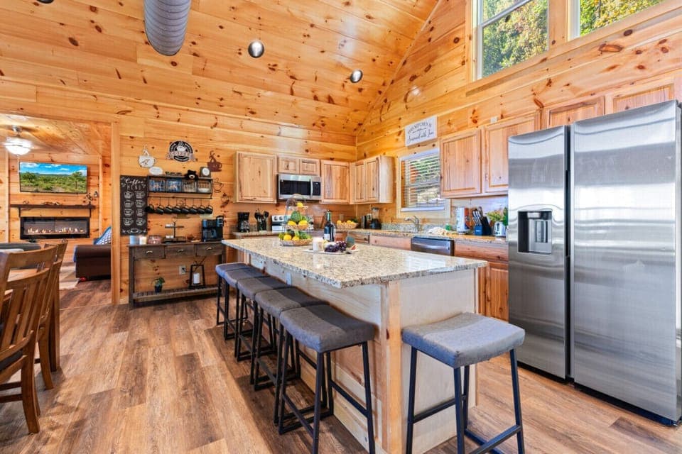 Cabin 1: Fully equipped kitchen.