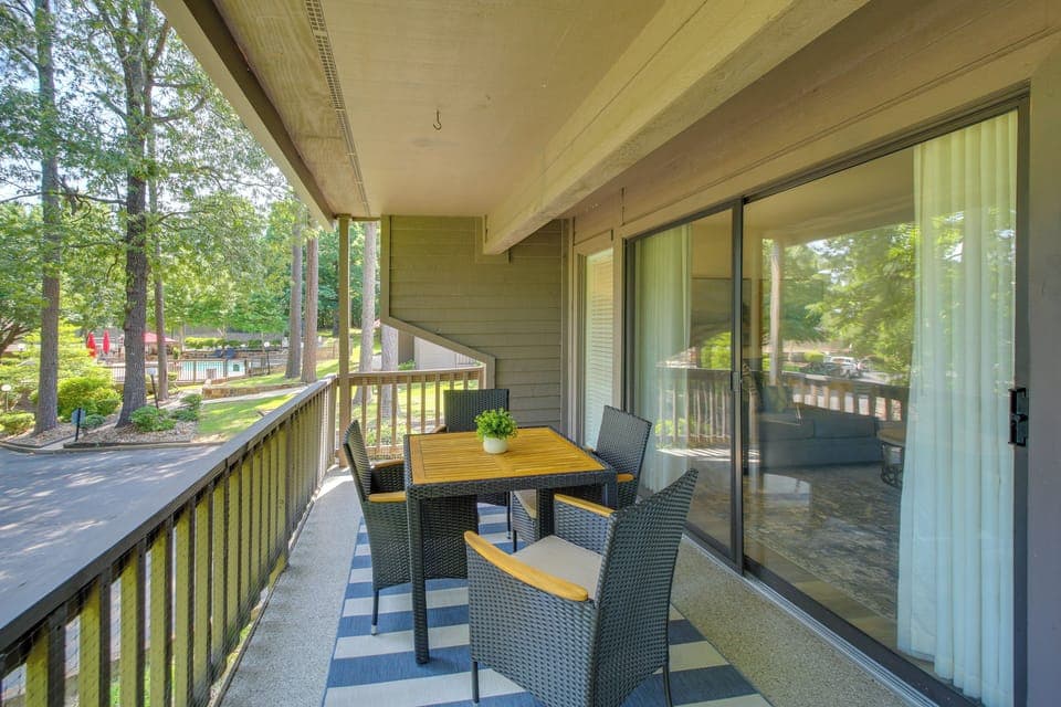 Lake Hamilton Vacation Rental | 2BR | 2BA | 1,296 Sq Ft | Small Step Required