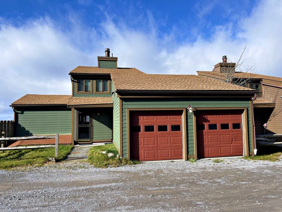 This spacious 4-bedroom condo offers a cozy and inviting atmosphere, ideal for families, groups, or friends looking to enjoy the best of the mountains together.