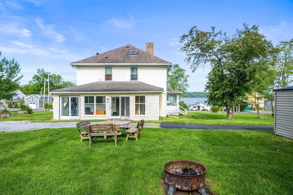 Enjoy cozy nights around the fire pit with rustic outdoor seating and views of the lake 🔥🍷🌌