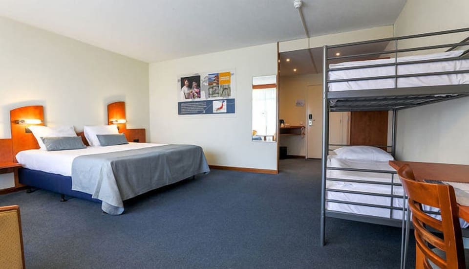 Unit with 2 Single beds and 1 twin bunk beds