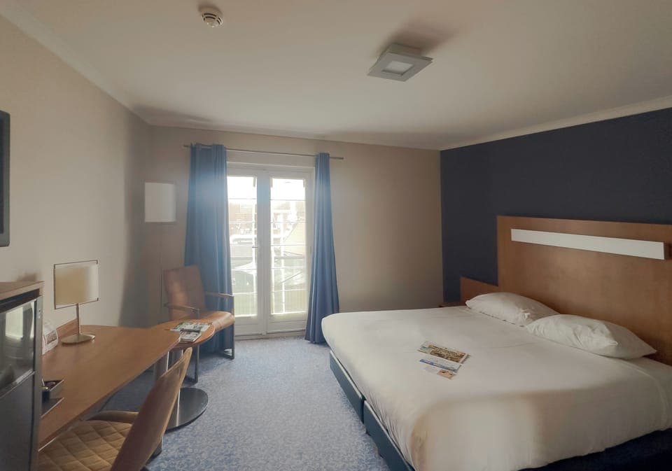 Unit with one Queen bed