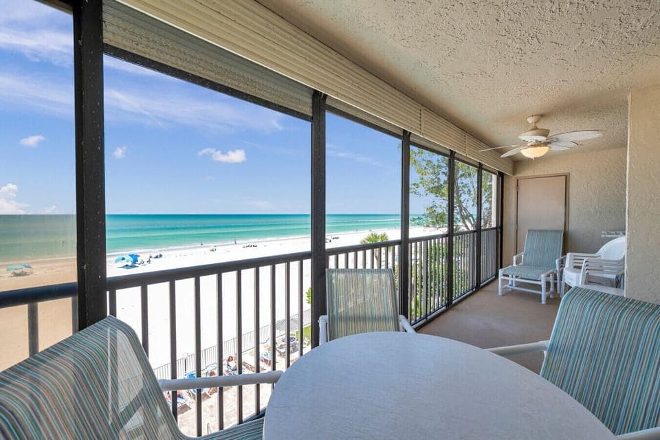 Covered balcony w/ ocean views, ideal for sunset drinks or unwinding to the sound of the waves.