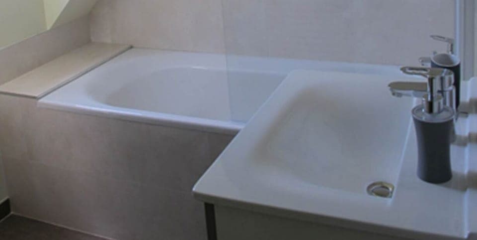 Salle de bain privative : Baignoire douche et WC privés. Articles de toilette, savons, shampoing, serviettes de bain.