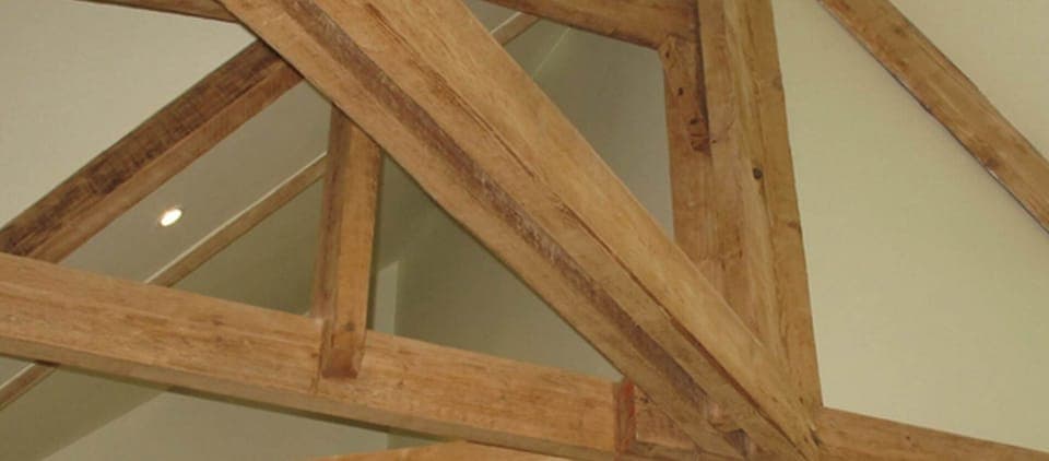 Plafond cathédrale et poutres apparentes. Vue sur le Bois où les Écureuils viennent jouer à cache-cache.