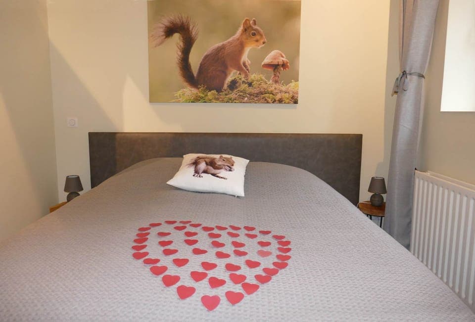 P1060425Plafond cathédrale et poutres apparentes. Vue sur le Bois où les Écureuils viennent jouer à cache-cache.