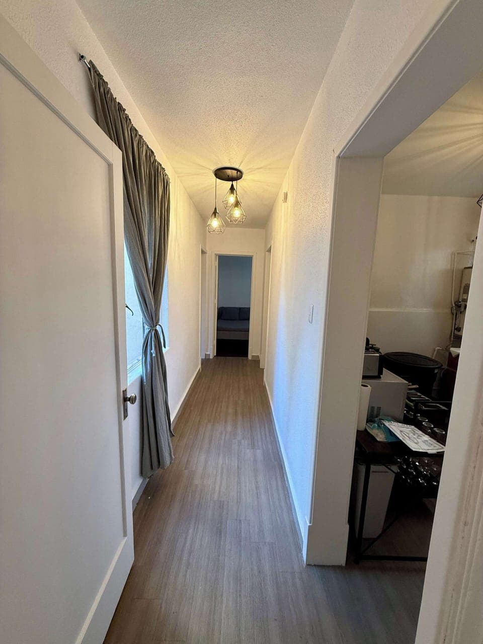 Pasillo (vista a recámara principal, cocina, baño y cuarto secundario)