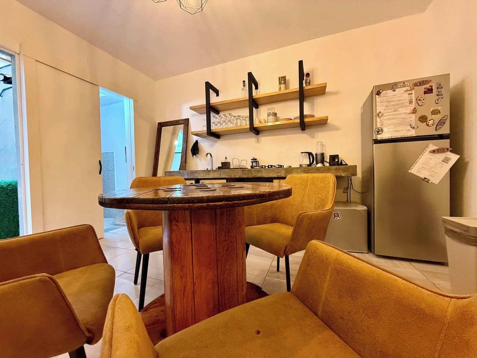 Comedor de madera 4 plazas, sillas color miel acojinadas, refrigerador dos puertas