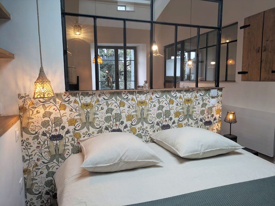 Comfortable Queen size bed (160x200) under large roof window. 