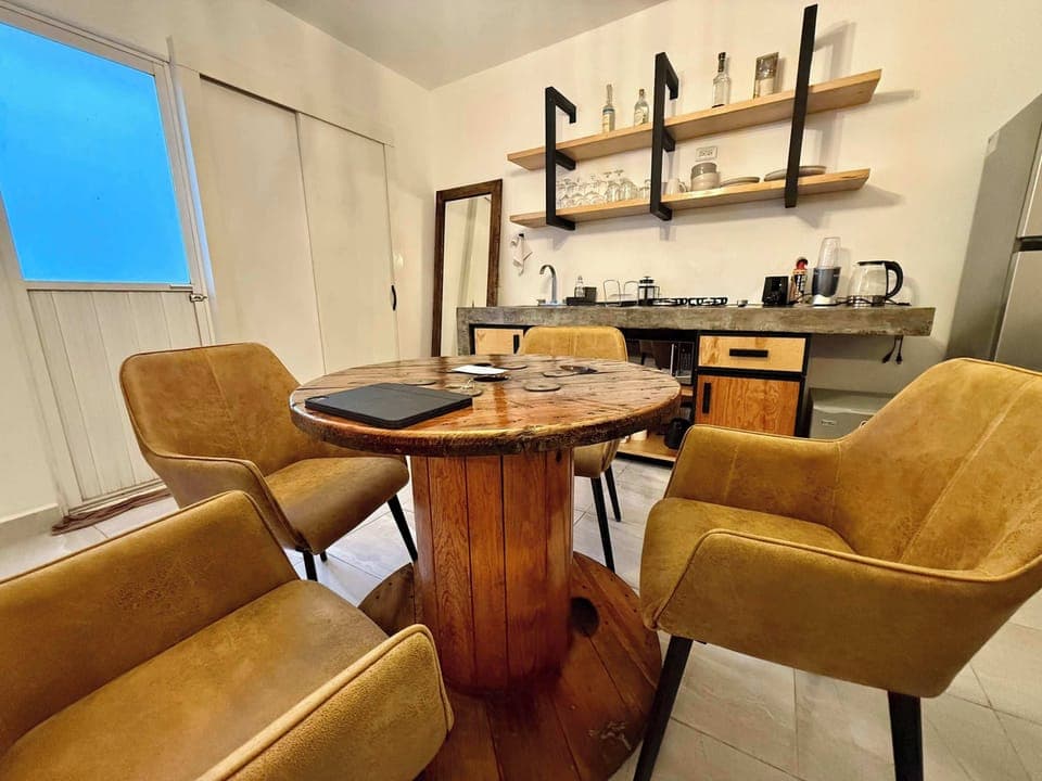 Mesa con cuatro sillas (ubicada en sala de estar)