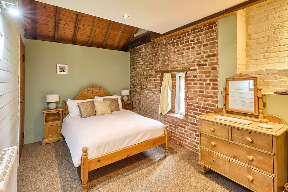 Granary Barn, Toftrees - Host & Stay
