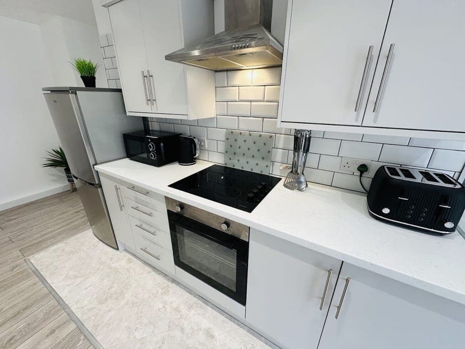 Fully equipped kitchen with cooker and hop, washing machine, toaster, kettle, 