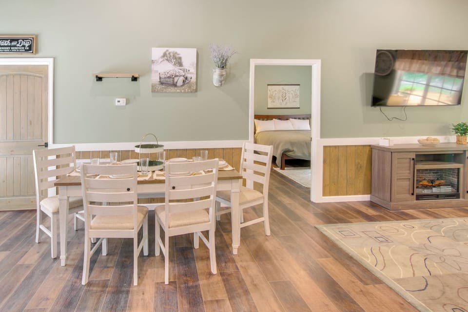 Dining Area | Dishware/Flatware Provided