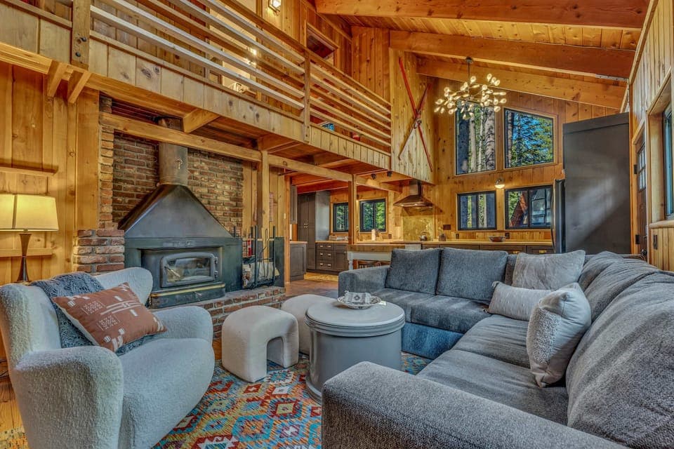 Living room 1: Main floor, Wood fireplace, Smart TV, DVD player, pull-out couch