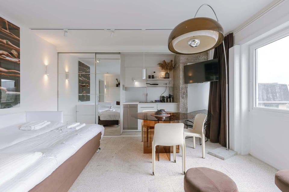 Open-Plan Living & Dining Area with Modern Design