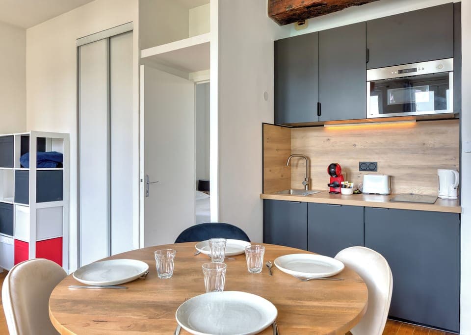 Cuisine ouverte sur séjour aménagée et équipée