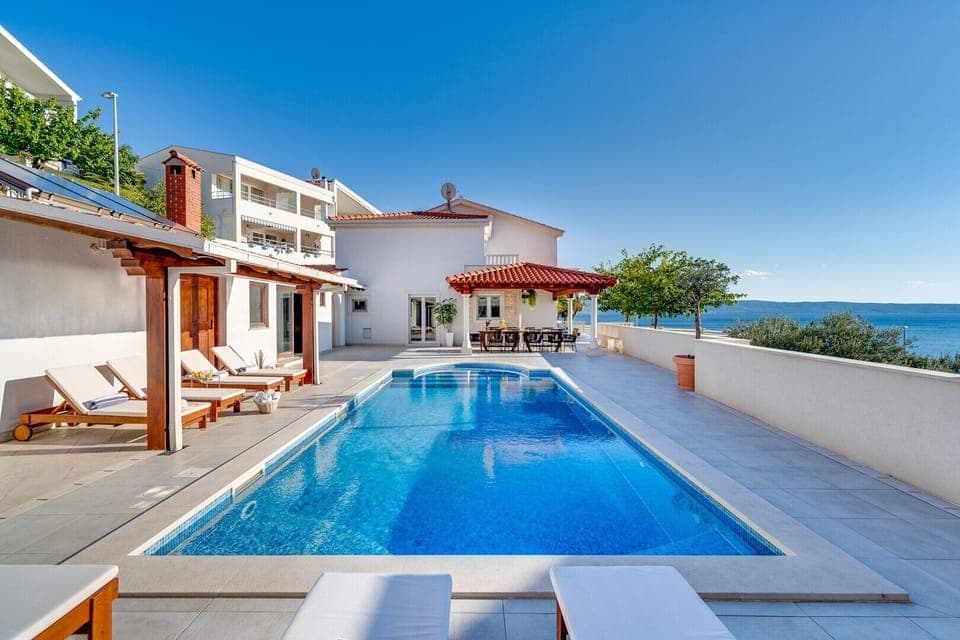 Seaview Villa MaToLi with heated 50sqm pool and 4 bedrooms, close to town Split (10km)