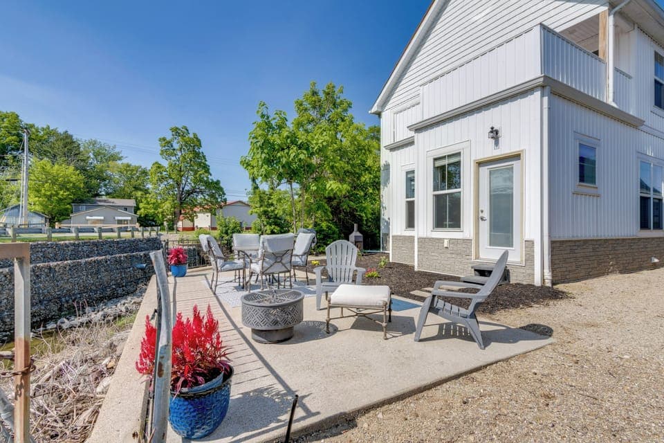 Buckeye Lake Vacation Rental | 3BR | 3.5BA | Steps Required | 2,600 Sq Ft