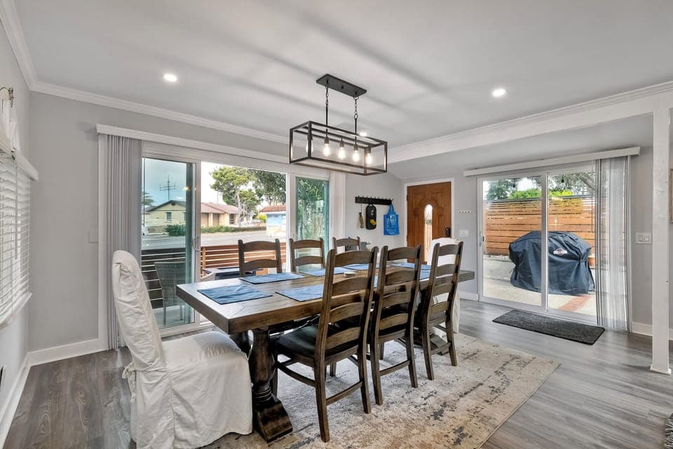 Seating for eight for dinner