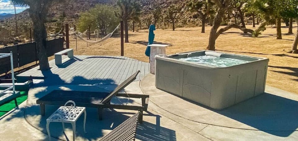 Outdoor spa tub