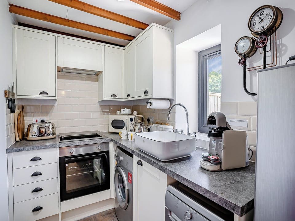 Kitchen | The Old Cowsheds 4 - Daniel Ddu - Gaer Cottages, Cribyn, Lampeter