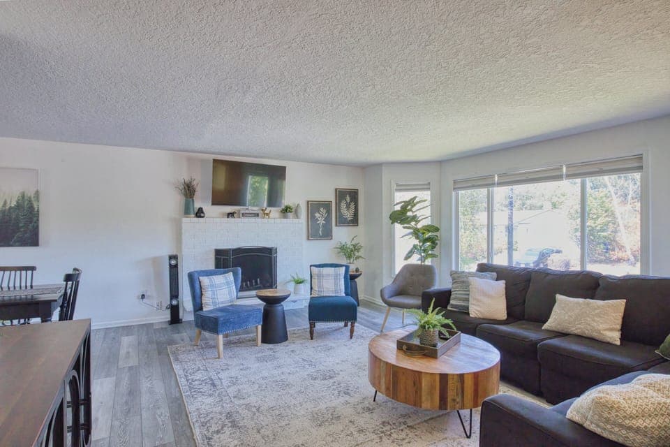 Spacious open-concept living & dining area – perfect for family gatherings or group stays