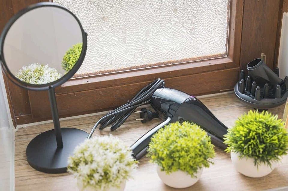 Wir haben auch an einen Föhn und Kosmetikspiegel für dich gedacht.