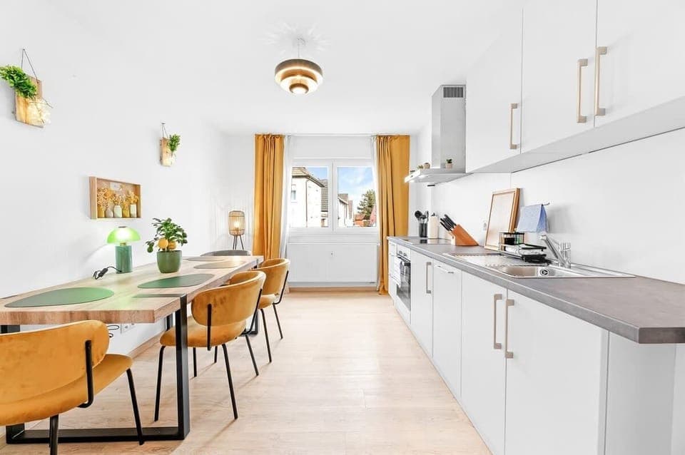 Willkommen in der größzügigen Küche mit Sitzmöglichkeit für bis zu 6 Personen.