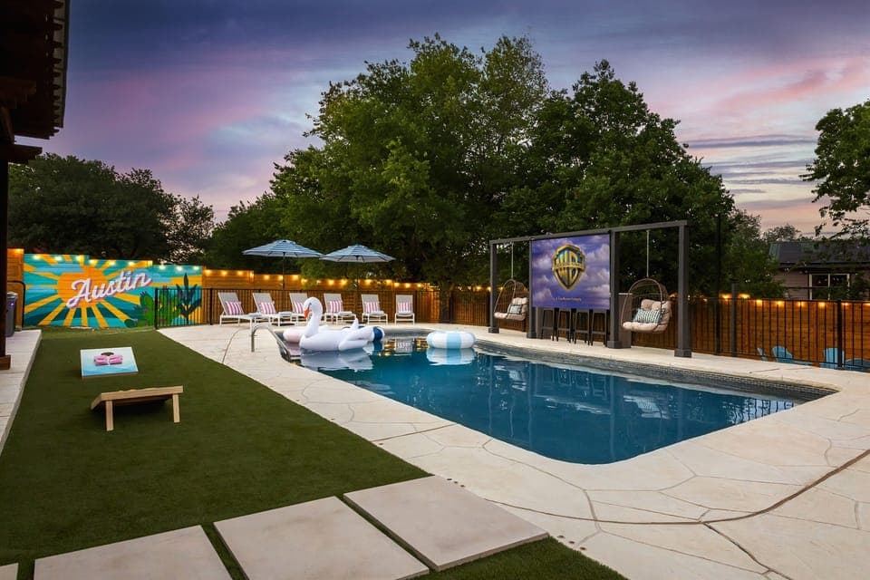 🌟 Private Pool Oasis in Austin 🌟 Lounge by the pool 🏖️, float in style 🦩, or enjoy an outdoor movie night 🎬✨. Perfect for bachelorette trips, birthdays, and family getaways 🎉👨‍👩‍👧‍👦.