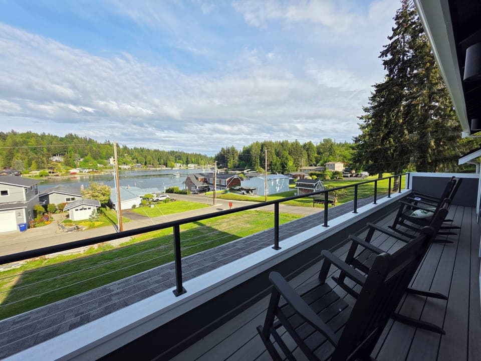 Upstairs balcony with sweeping views Wollochet bay