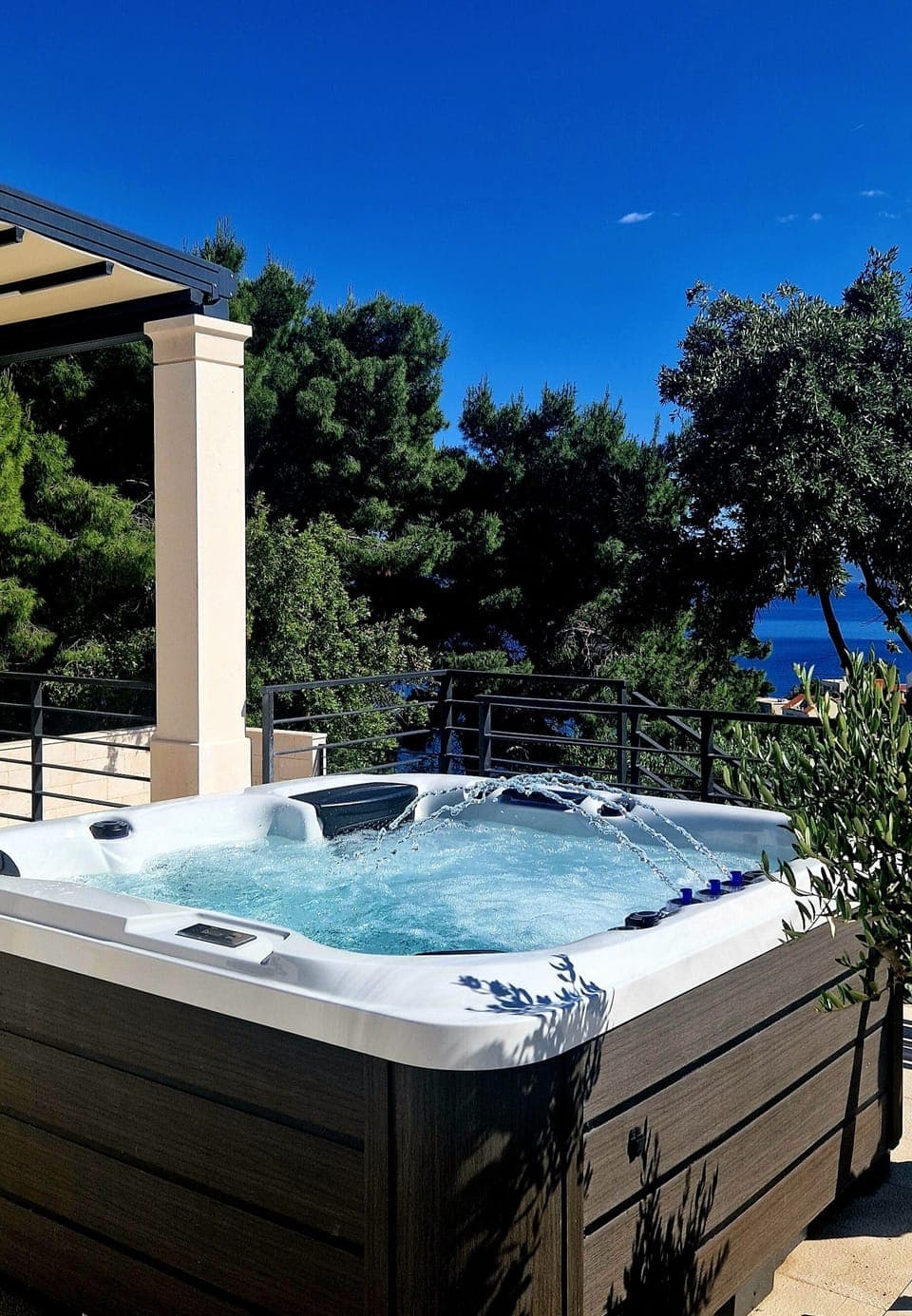 Outdoor spa tub