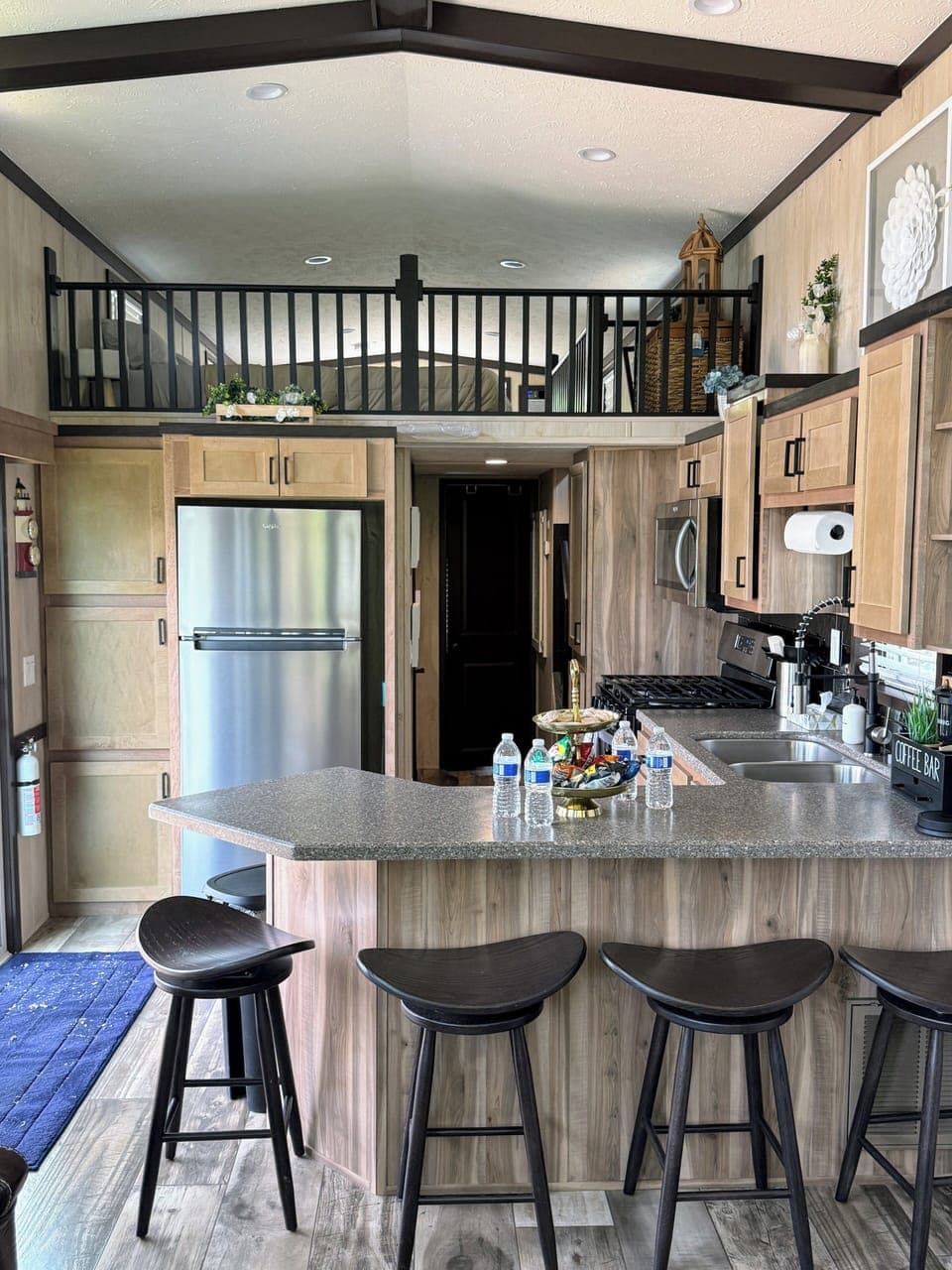 Kitchen with an open layout and a view of the loft, offering a spacious and inviting atmosphere.