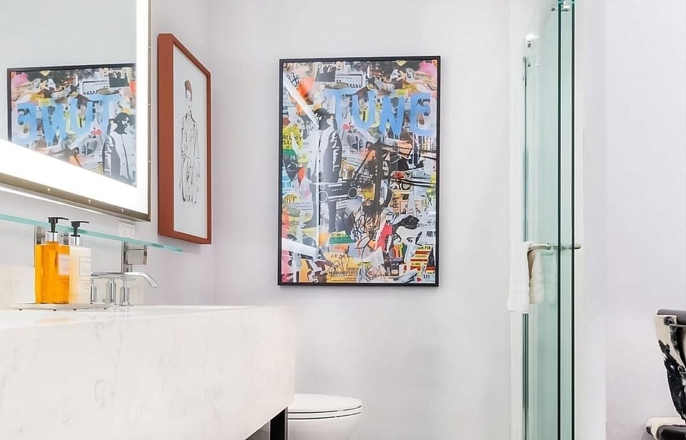 Full bathroom, with all the essentials provided!