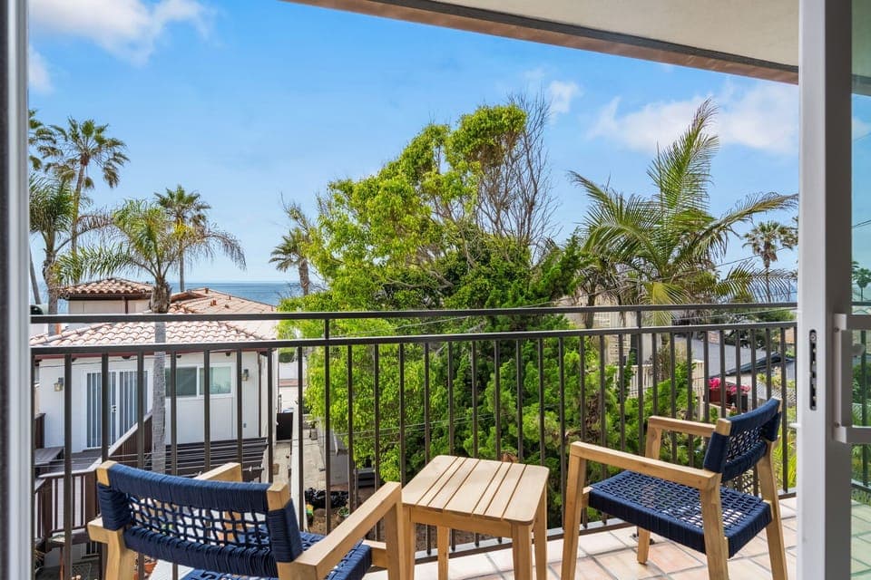 Step onto your private balcony and take in sweeping ocean views that make every sunrise and sunset unforgettable. Whether you're enjoying your morning coffee, an afternoon read, or a glass of wine at dusk, this balcony offers the ultimate La Jolla.