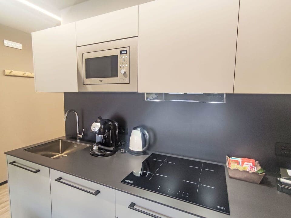 Kitchen Appliance, Kitchen, Countertop, Major Appliance, Cabinetry, Home Appliance, Interior Design, Kitchen Stove, Flooring, Stove