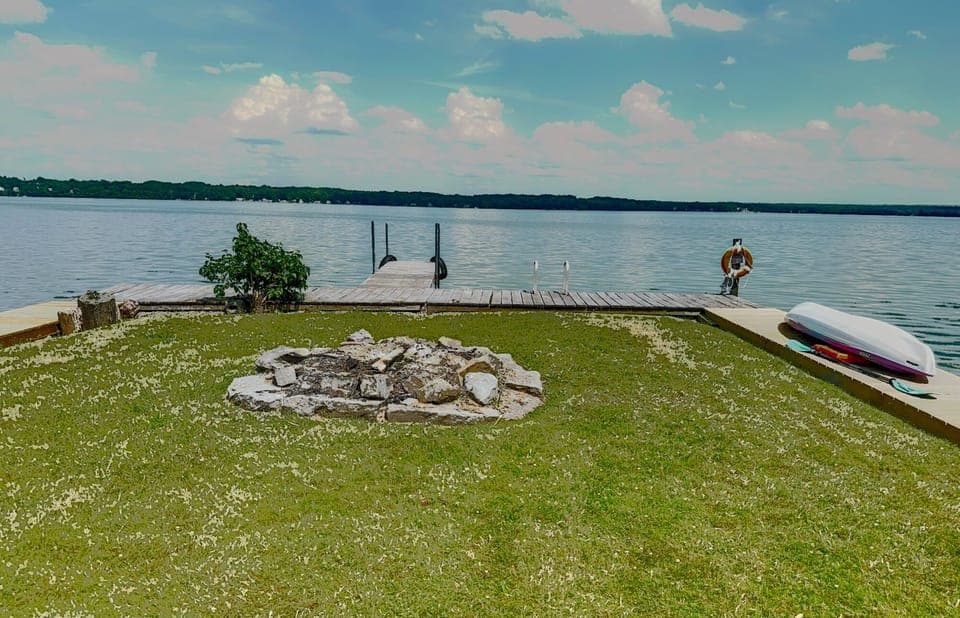 Rare find!  lawn by lake, fire pit, 2 kayaks, dock, ladder & beach to enter