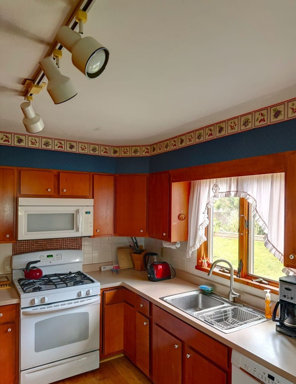 Gas stove, microwave, drip coffee maker w/ reusable filter, dishwasher