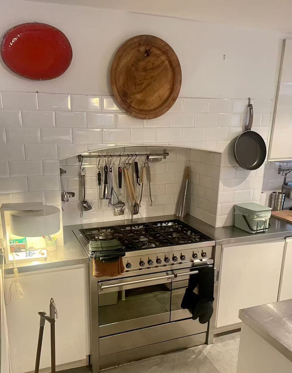 GROUND FLOOR. Kitchen.
Smeg Oven with 6 Burners & 2 Ovens.