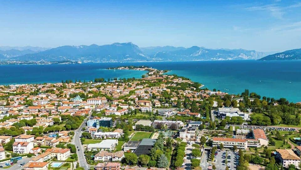 Vista Aerea con drone di Sirmione