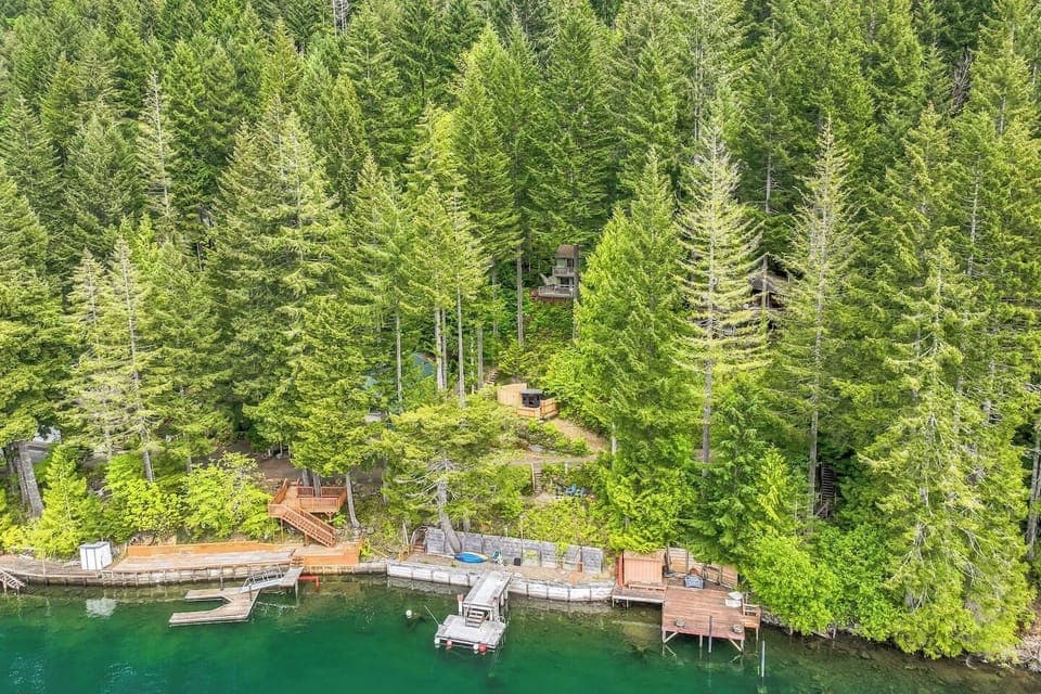 Positioned in the midpoint of Lake Cushman, you are positioned in a great spot for swimming, boating, and floating, and you get great afternoon sun!